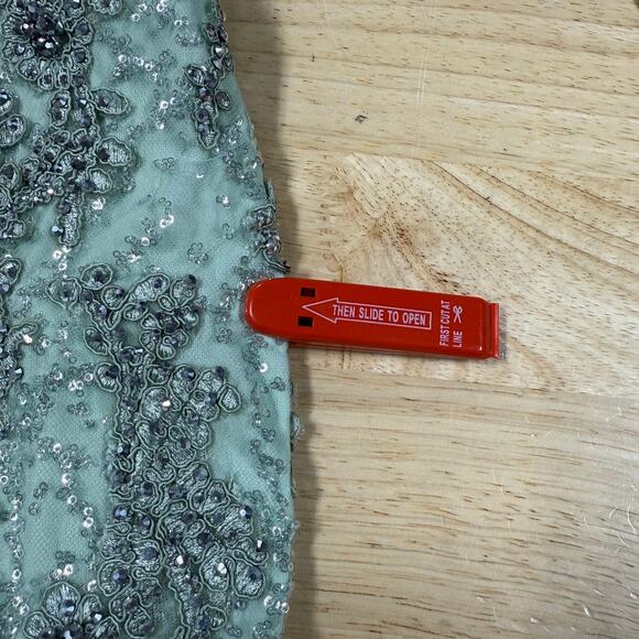 Mac Duggal NWT Green Embellished Sleeveless Plunge Neck Trumpet Gown Size 10 - Picture 9 of 12